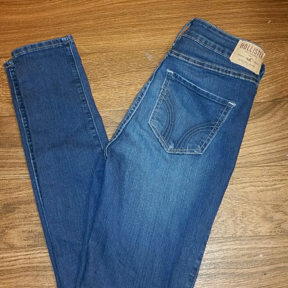 HOLLISTER JEANS: BRAND NEW, HIGHWIASTED SKINNY JEA - Picture 2 of 3